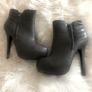 🔴6 for $12🔴Womans Heeled boots!